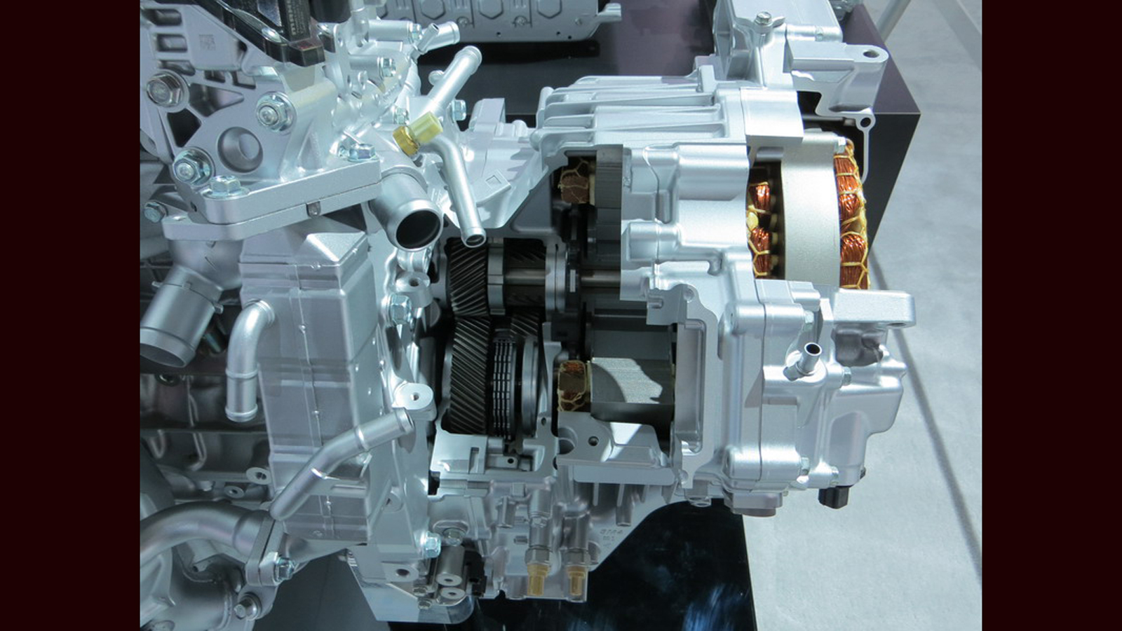 Σύμφωνα με τη Honda τα νέα της υβριδικά μοντέλα είναι ηλεκτροκίνητα, αφού οι τροχοί παίρνουν κίνηση κατά κύριο λόγο απ` ευθείας από έναν ηλεκτροκινητή