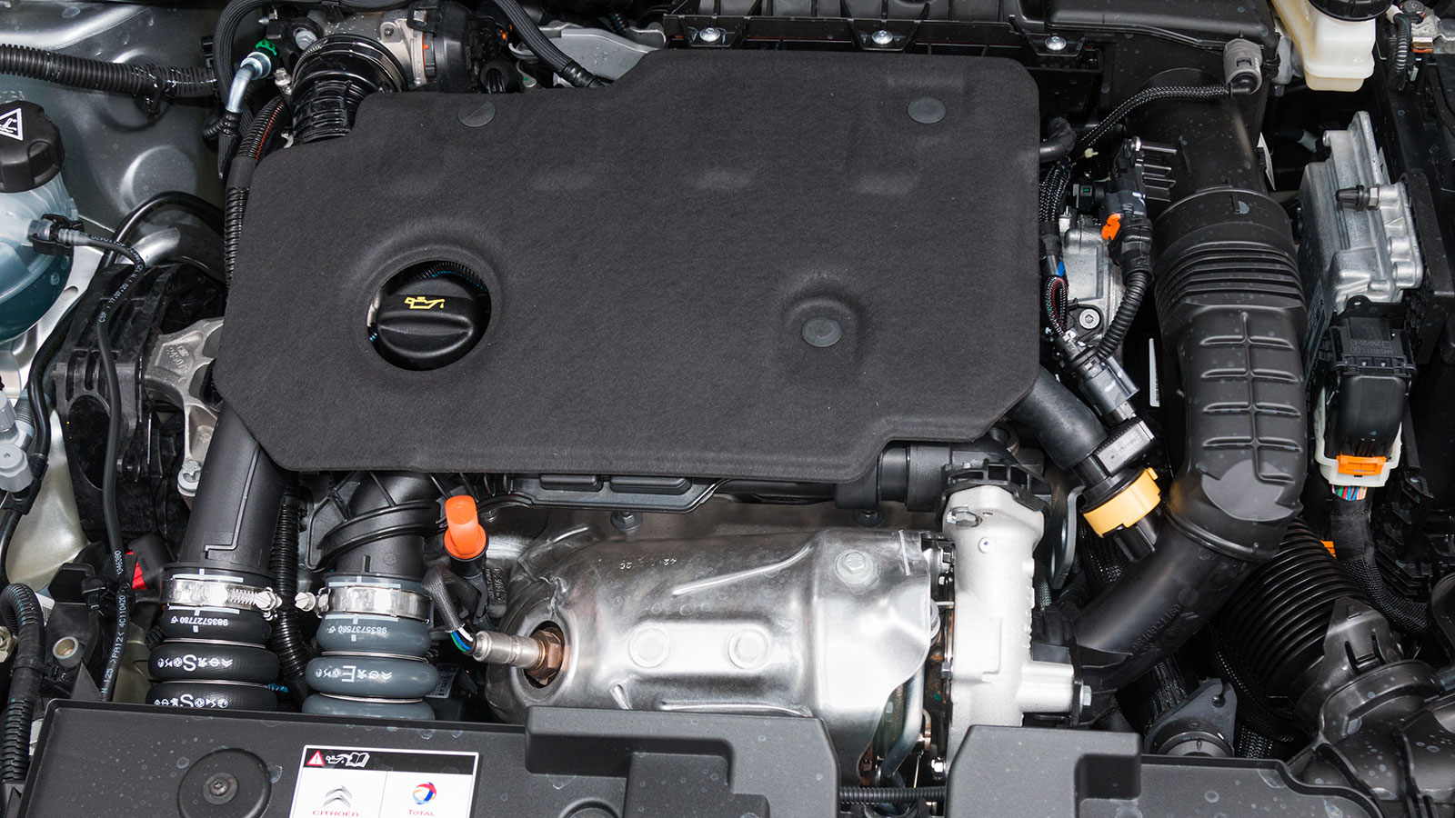 Ο θόρυβος και το κροτάλισμα του 1,5 BlueHDi με τα 130 άλογα διατηρούνται σε χαμηλά επίπεδα, ενώ οι επιδόσεις είναι απόλυτα ικανοποιητικές. Το ίδιο και