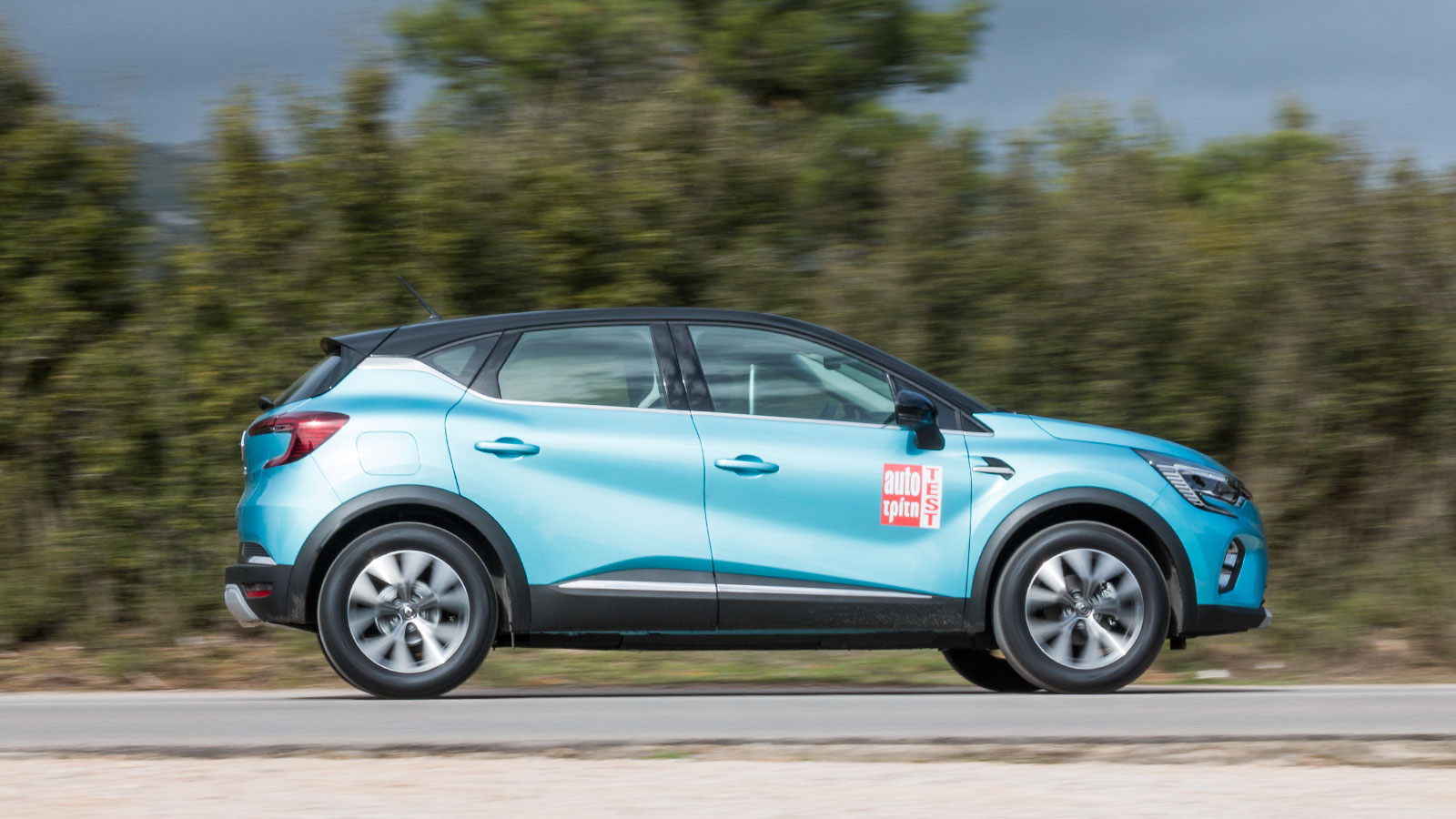 Το απόλυτα ασφαλές προφίλ του νέου Renault Captur διαμορφώνεται και από τα πολλά και στάνταρ σύγχρονα συστήματα υποβοήθησης.