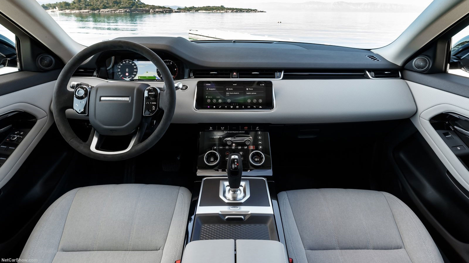 Το Range Rover Evoque χάρη στην ποιότητα των υλικών, στο σωστό φινίρισμα και στον εξωφρενικό εξοπλισμό καταφέρνει να δίνει μια αίσθηση πολυτέλειας. Πρ