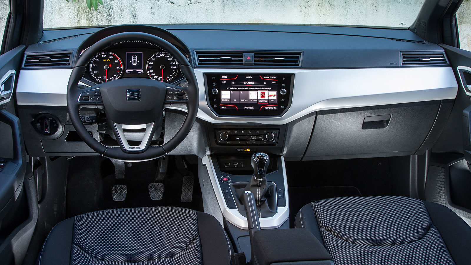 Αρκετά ποιοτικό και στιβαρό είναι το εσωτερικό του Arona, παρά τα αποκλειστικά σκληρά υλικά. Ο μοντέρνος διάκοσμος έχει ως σημείο αναφοράς την οθόνη α