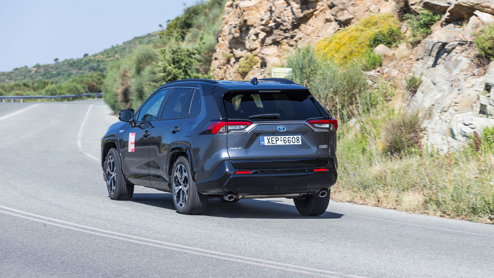 Το RAV4 είναι επιβλητικό εξ` ορισμού. Ο συνδυασμός του τετραγωνισμένου αμαξώματος με τις μεγάλες διαστάσεις δεν αφήνουν πολλά περιθώρια για «διαφωνίες
