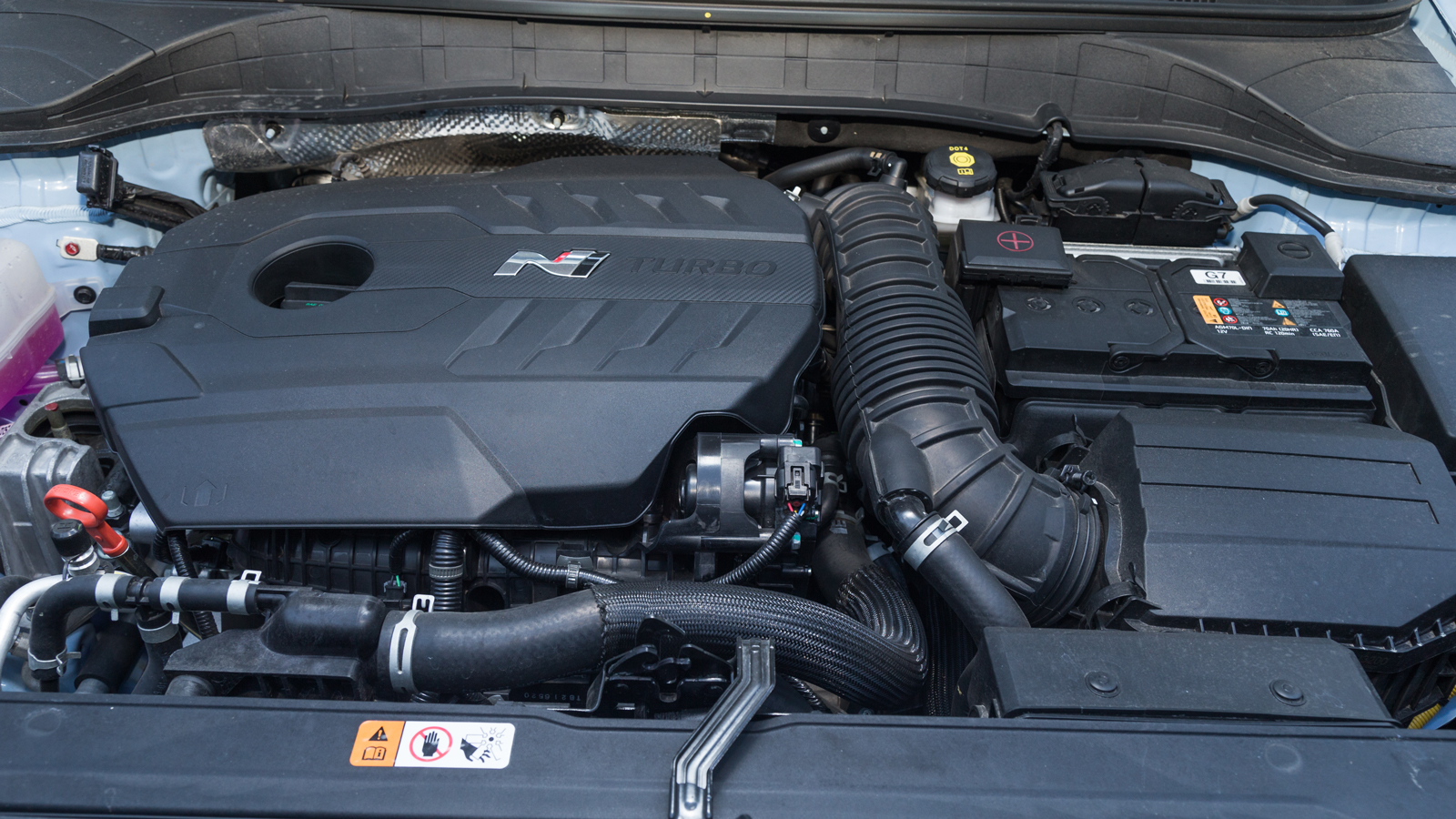 O 2λίτρος turbo κινητήρας στη Performance έκδοση αποδίδει 280 ίππους, αλλά με το πάτημα ενός κουμπιού και για 20 δλ. τα δίνει όλα με +10 άλογα και κατ