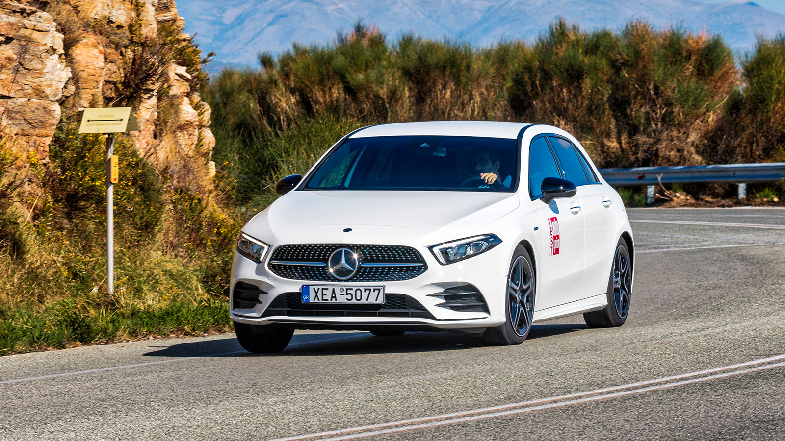 Τα PHEV οχήματα έχουν πολλά διαφορετικά οδηγικά modes και κουμπάκια που τα ενεργοποιούν. Μη σας αγχώνει αυτό καθώς είναι αρκετά εύκολο να κατανοήσεις 
