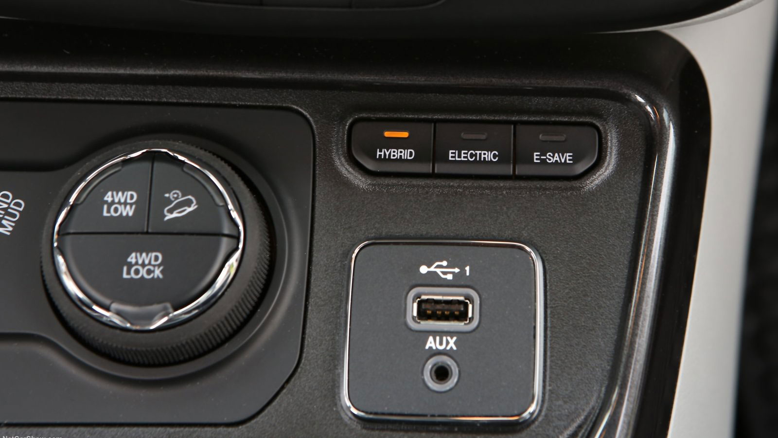 Τα plug-in μοντέλα by-default λειτουργούν στο «hybrid» mode, χρησιμοποιώντας κυρίως τον ηλεκτροκινητήρα, ώστε να καταναλώνουν όσο το δυνατόν λιγότερο 