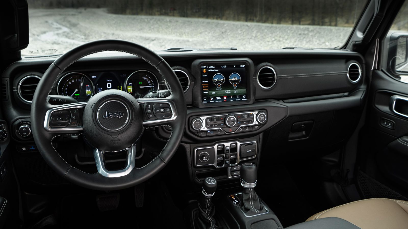 Η εργονομία στο εσωτερικό έχει πάει περίπατο, όμως αυτό καθόλου δεν μας πειράζει σε ένα Wrangler, γιατί σκοπός είναι τα υλικά και η συναρμογή να αντέξ