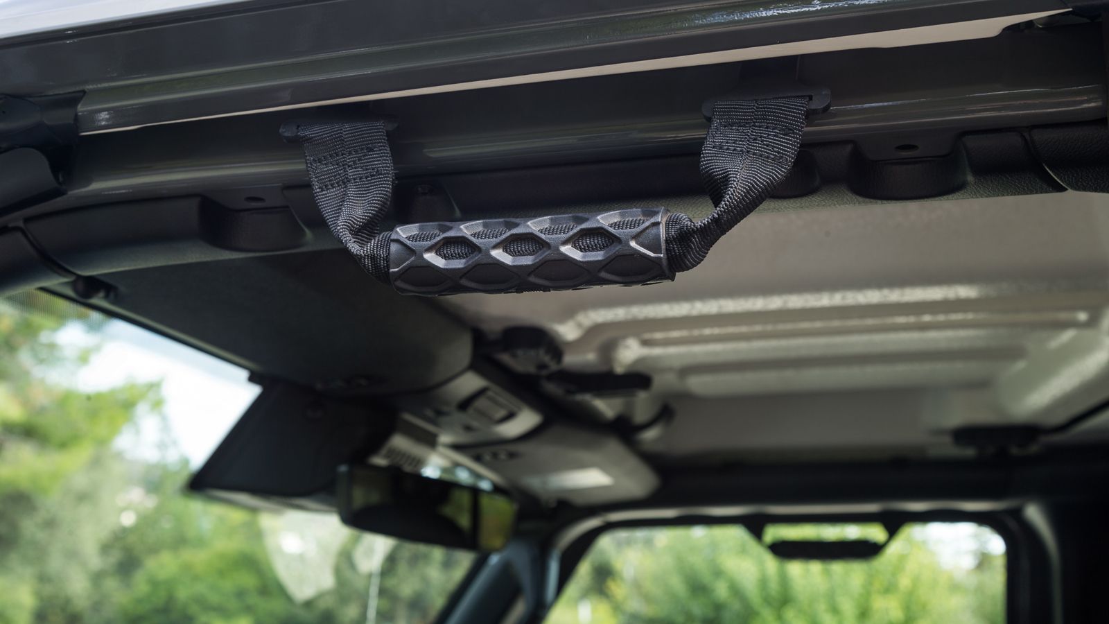 Τα χερούλια είναι απαραίτητα για να… σκαρφαλώσεις. Στις στροφές κοπανάνε στο τζάμι, όμως υπάρχει τρόπος να τα «σφηνώσεις» στην πόρτα.