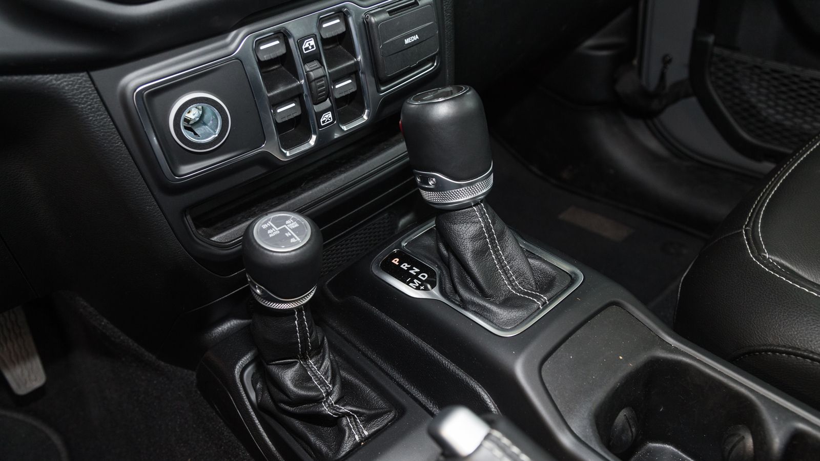 Κορυφαία η τετρακίνηση Selec-Trac. Κλασικά υπάρχει δυνατότητα 2H, 4H και 4L.