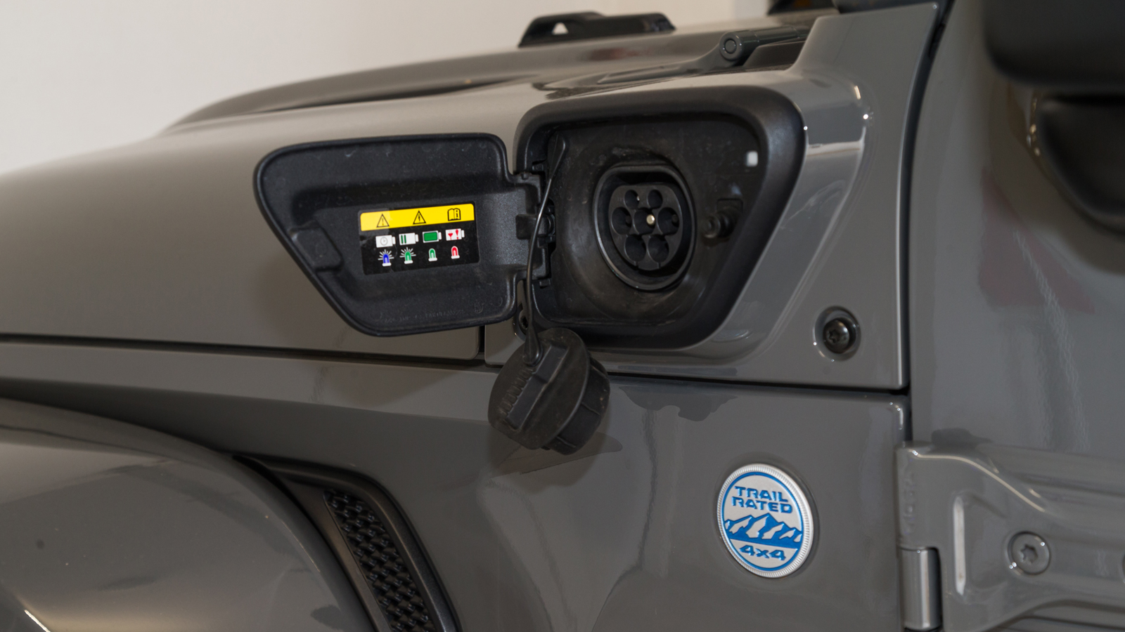 Το Wrangler 4xe έχει δύο ηλεκτροκινητήρες 63 και 146 ίππων σε κάθε άξονα. Ο μπροστινός συνδέεται με ιμάντα με τον στροφαλοφόρο αντί δυναμό, ο δεύτερος