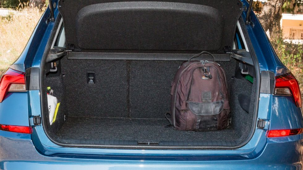 Προς χάρη των 3 δεξαμενών CNG, ο χώρος αποσκευών έχει χάσει όλο το βάθος των συμβατικών εκδόσεων κάτι που συνεπάγεται μείωση χωρητικότητας κατά 122 λτ