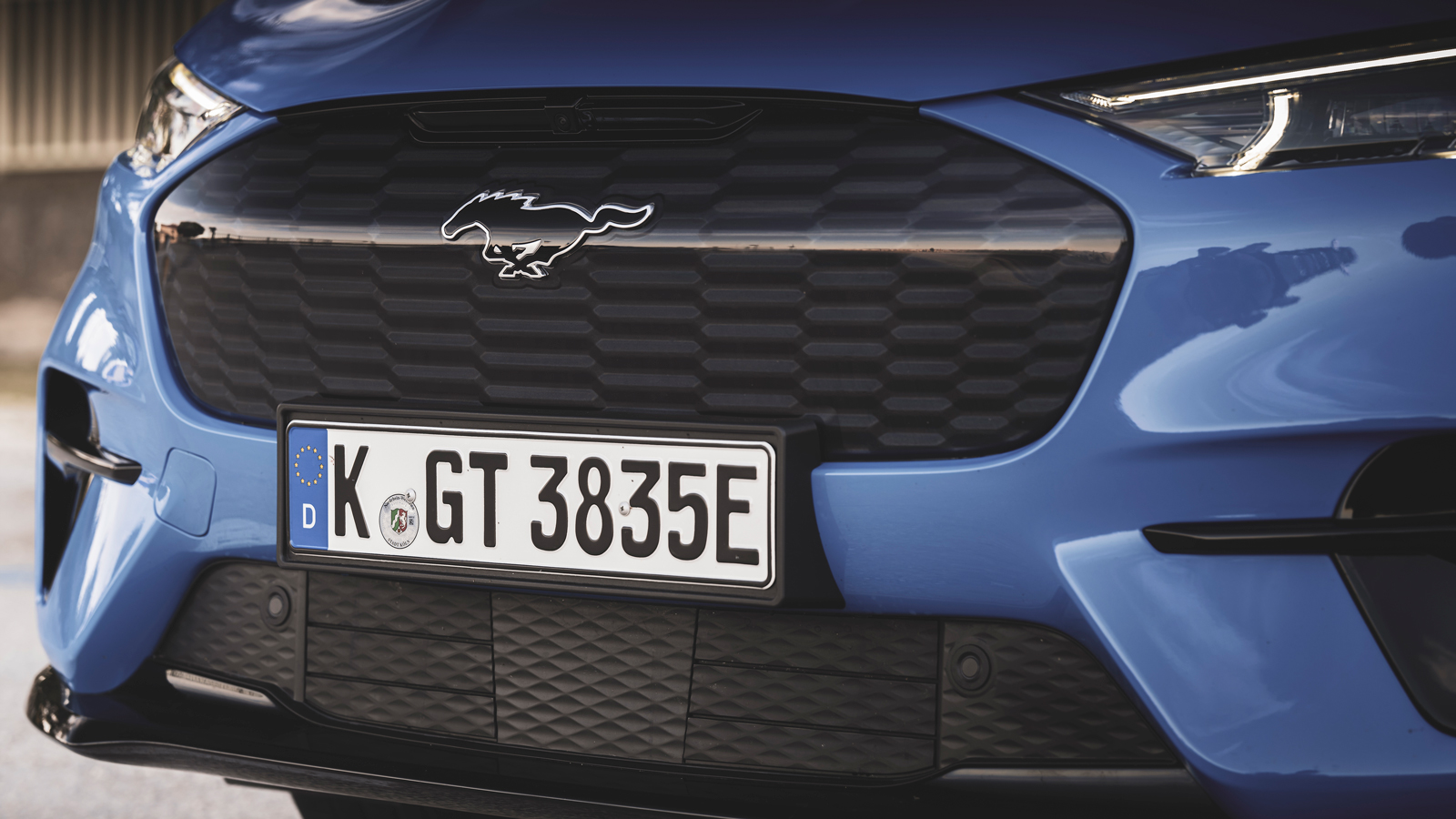 Η μπροστινή γρίλια έρχεται σε σκούρο γκρι χρωματισμό με τρισδιάστατο εφέ, ενώ  οι αεροδυναμικές εισαγωγές και το σπόιλερ στον ανασχεδιασμένο προφυλαχτ