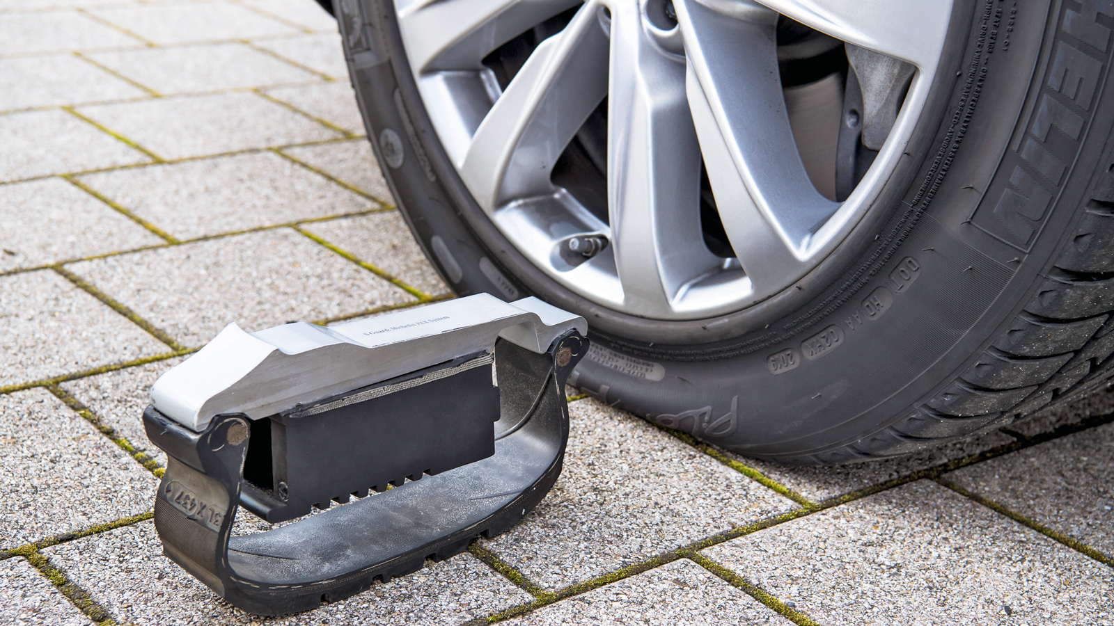 Το premium θωρακισμένο «φοράει» χοντρά run-flat ελαστικά Michelin Pax, τα οποία μπορούν να κινηθούν για περίπου 30 χιλιόμετρα, όσο φθαρμένα και αν είν