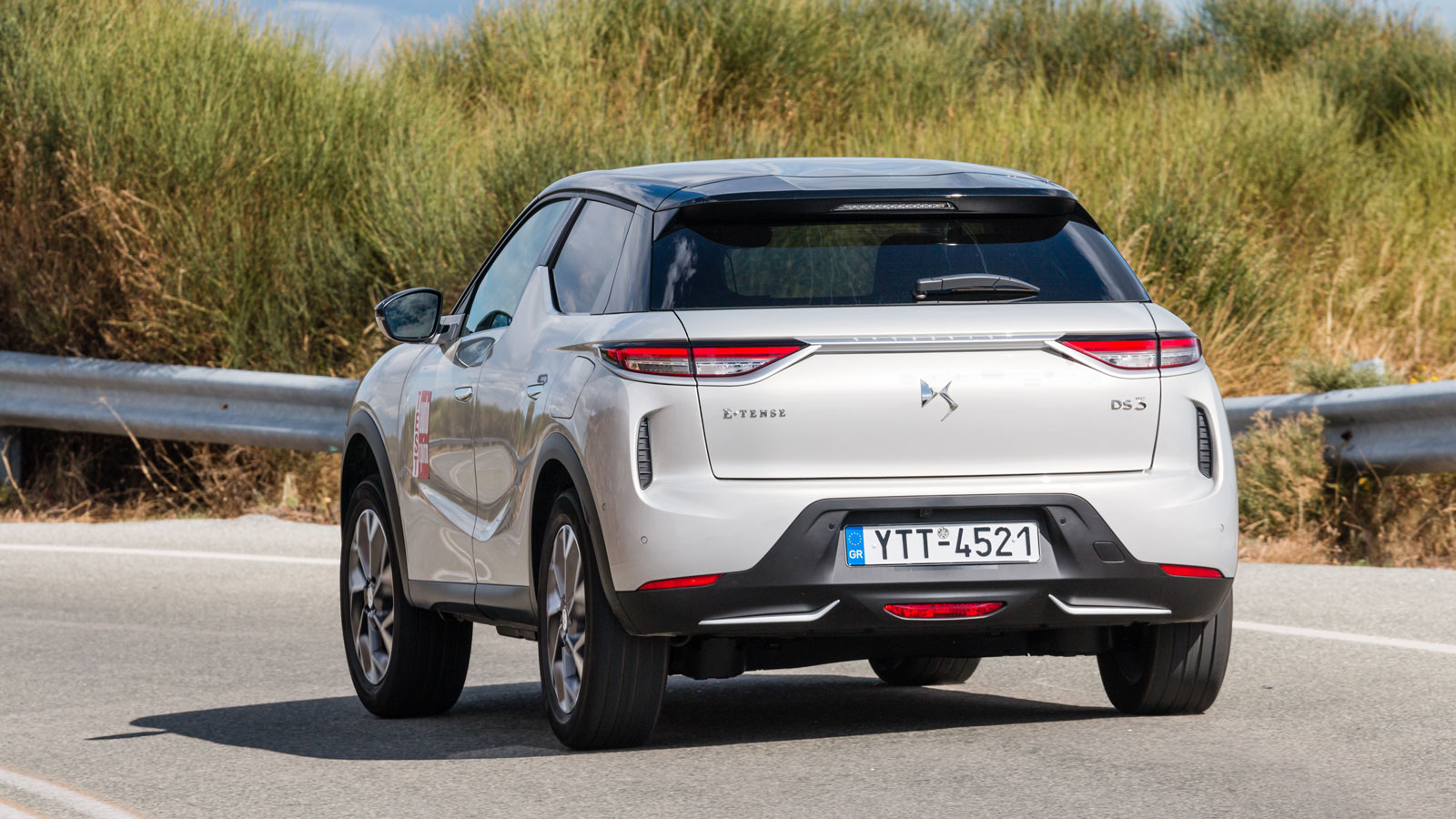 Το DS 3 Crossback Ε-Τense παραμένει ευχάριστο στις αστικές μετακινήσεις, ενώ προσφέρει και καλή αίσθηση στον οδηγό του. Ως crossover μπορεί να αντιμετ