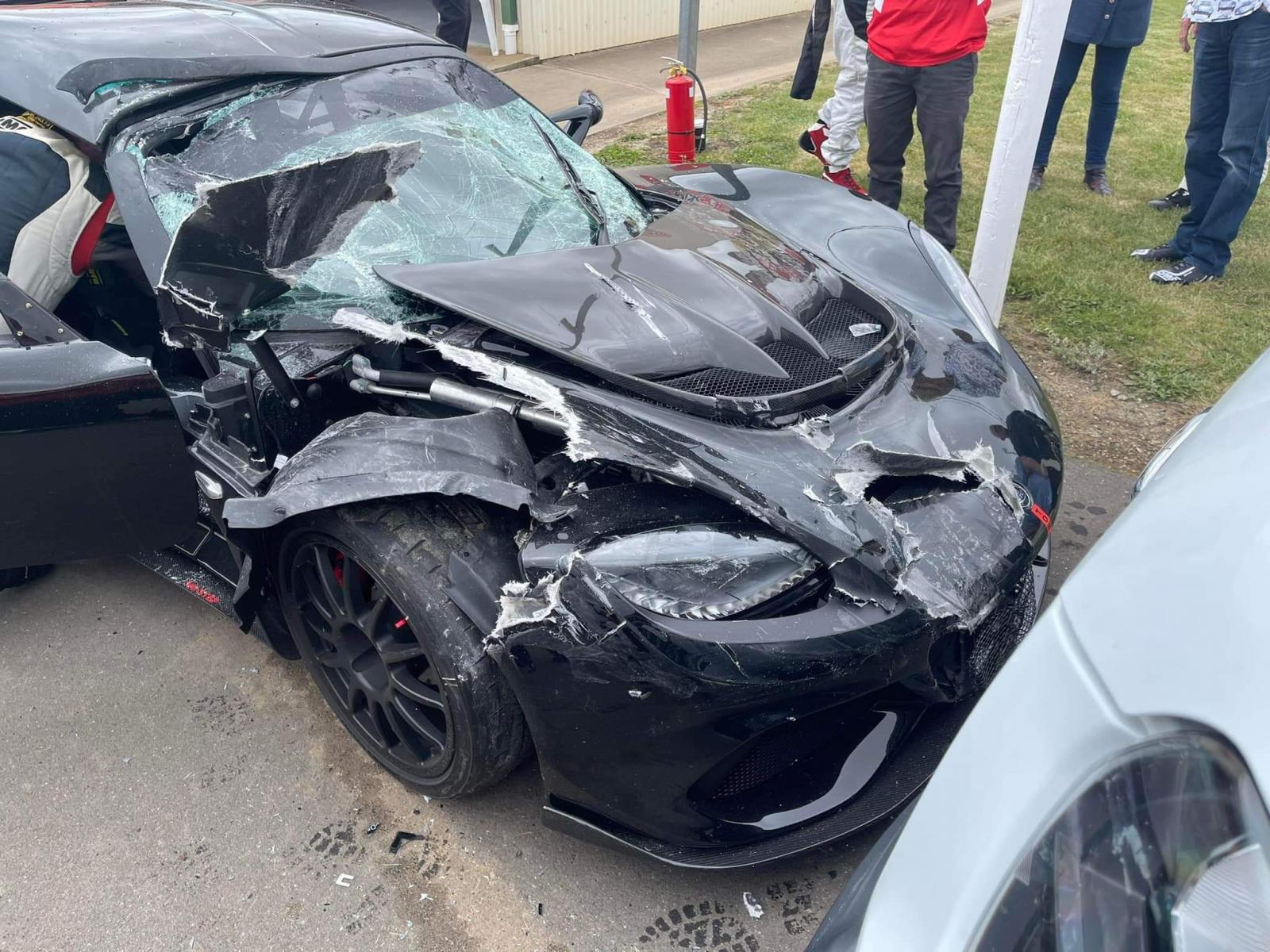 Lotus Exige «του κουτιού» μπήκε κάτω από Ford Transit βαν