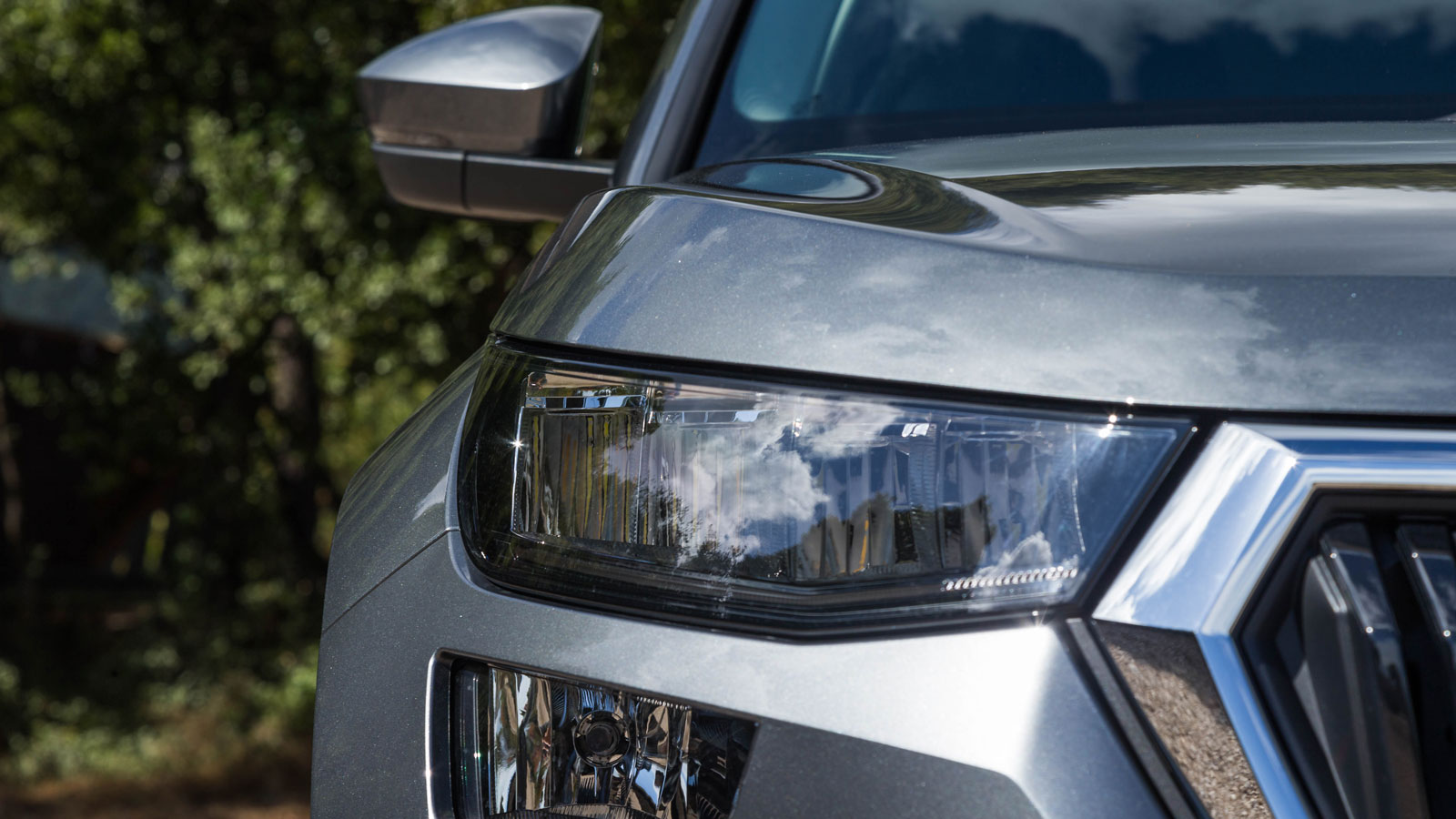 Η μάσκα ανασχεδιάστηκε σε πιο όρθια θέση και με πιο έντονο πλαίσιο, το οποίο κάνει περισσότερο εμφανή το διαχωρισμό της από τους επίσης νέας σχεδίασης