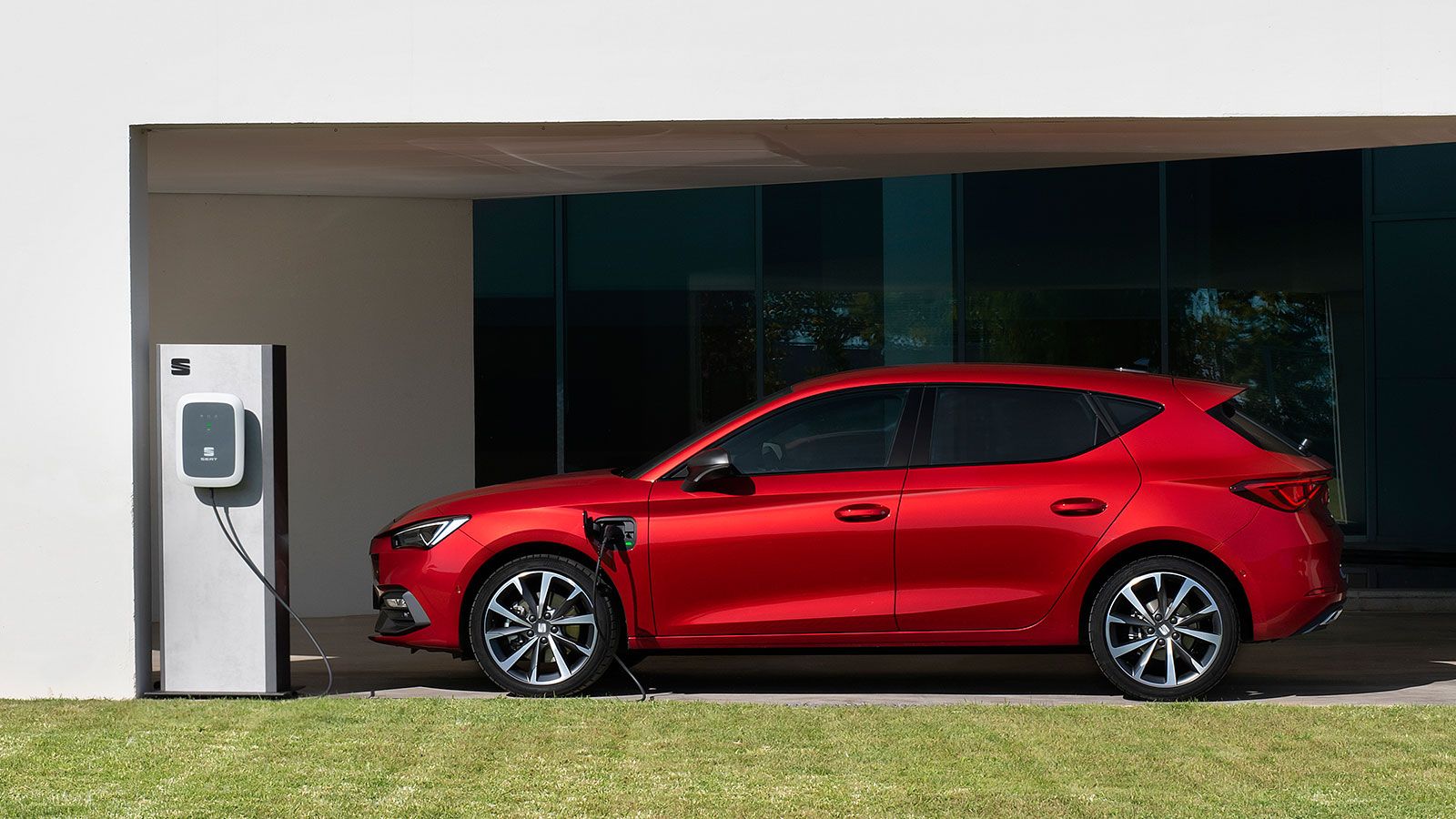 To μεγάλο πλεονέκτημα του SEAT Leon e-Hybrid είναι φυσικά η αμιγώς ηλεκτρική του αυτονομία που πλησιάζει τα 60 χλμ. Η μπαταρία των 12,8 kWh φορτίζει σ