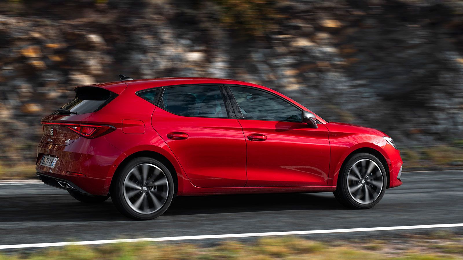 Το SEAT Leon έχει σίγουρα στο DNA του πιο σπορτίφ στοιχεία, ενώ και η λειτουργία του κιβωτίου εμφανίζει by default πιο οδηγοκεντρικά χαρακτηριστικά. Ω