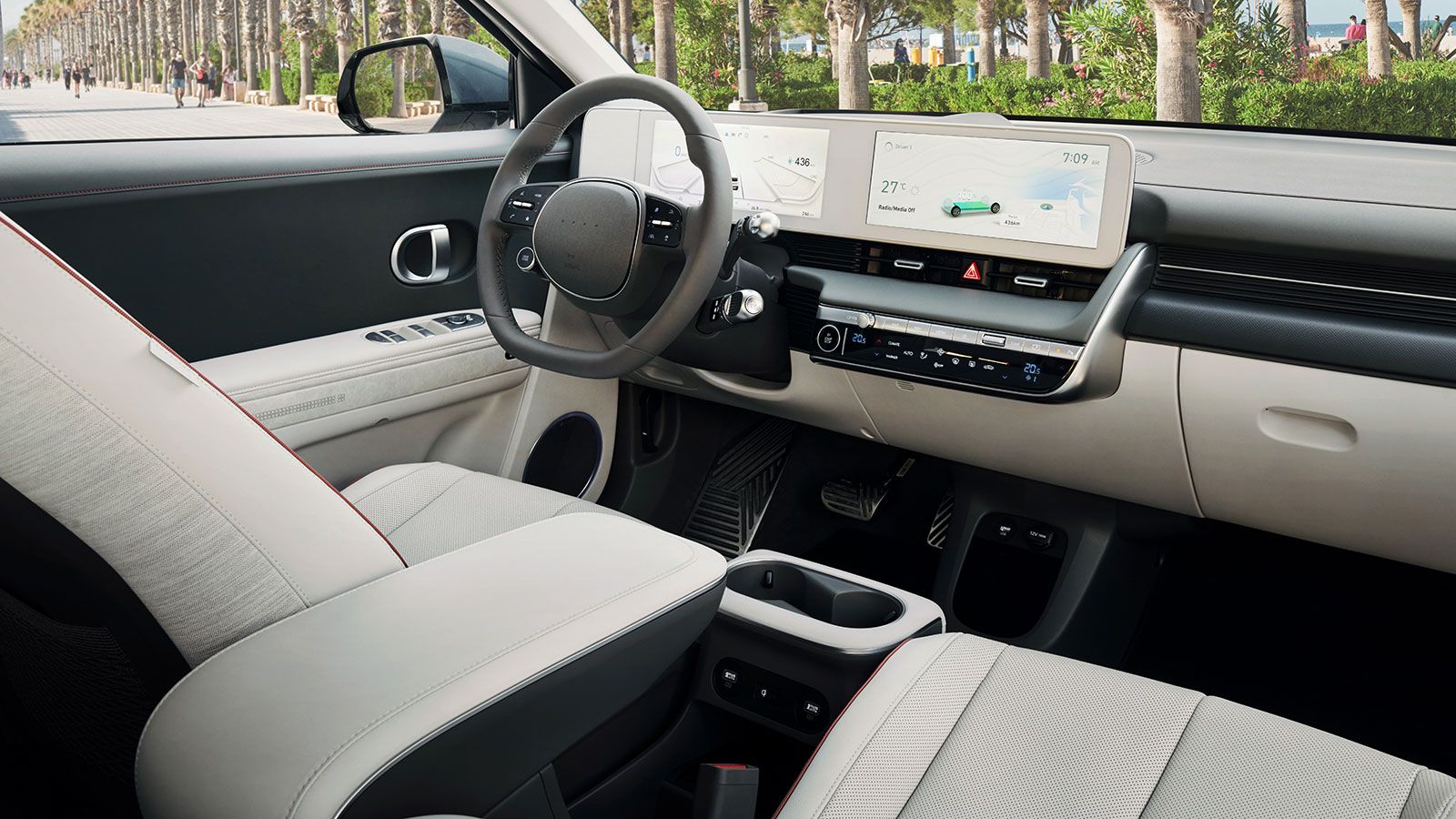 Η διάταξη στις οθόνες θυμίζει λίγο Mercedes, από πλευράς ευκρίνειας θα τη θέλαμε λίγο καλύτερη. Καλή η ποιότητα των υλικών στο εσωτερικό, όμορφη η λεπ