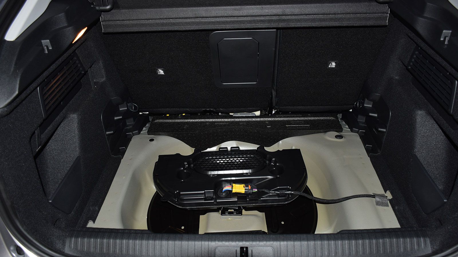 Το σχήμα του χώρου αποσκευών είναι απόλυτα τετραγωνισμένο και προσφέρει την απόλυτη εκμετάλλευσή του. Kάτω από το δάπεδο που ρυθμίζεται σε 2 θέσεις, β