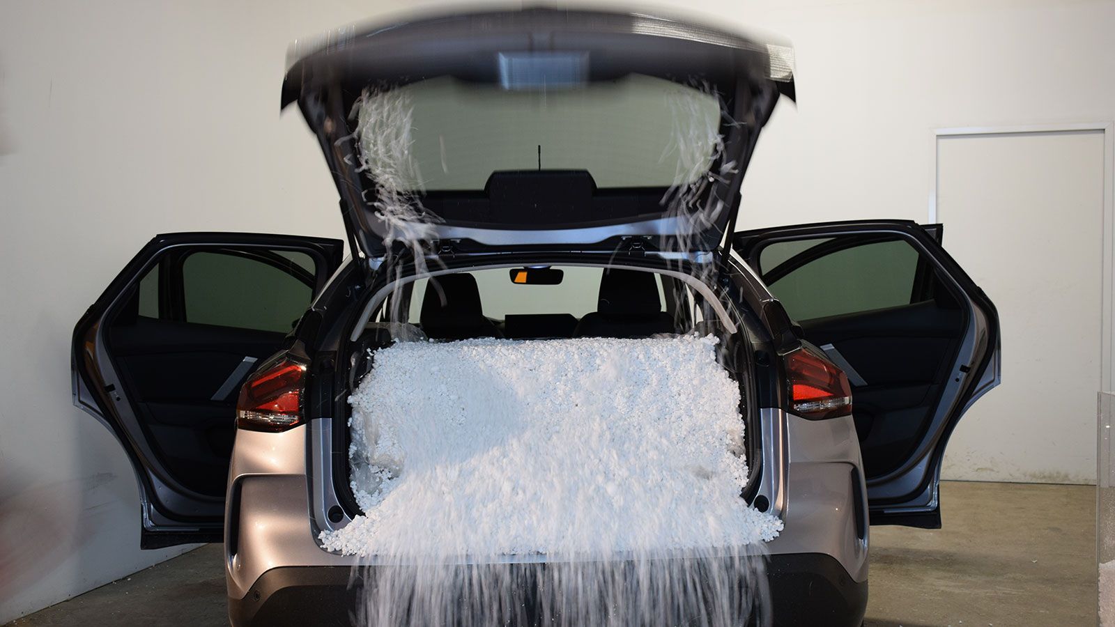 O χώρος αποσκευών του Citroen C4 C-Cross χρειάστηκε 46,7 εκατοστά από το ειδικό υλικό που χρησιμοποιούμε για την πλήρωσή του κατά τη μέθοδο «Ταμερλάνο