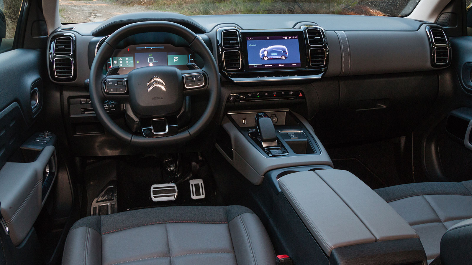 H σχεδίαση στο εσωτερικό του C5 Aircross Plug-In Hybrid είναι όμορφη όπως και στις συμβατικές του εκδόσεις, όμως το σύνολο εδώ δείχνει ακόμα πιο high-