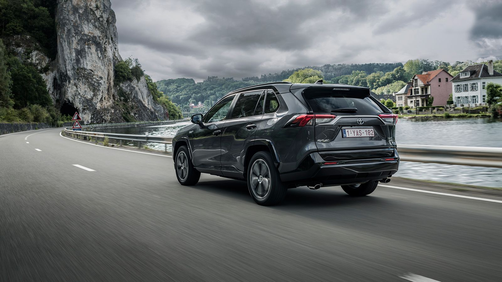 Το plug-in υβριδικό σύστημα κίνησης του RAV4 συνδυάζει μία μπαταρία ιόντων λιθίου 18,1 kWh, δύο ηλεκτρικά μοτέρ και τον 2,5 λίτρων κινητήρα βενζίνης κ