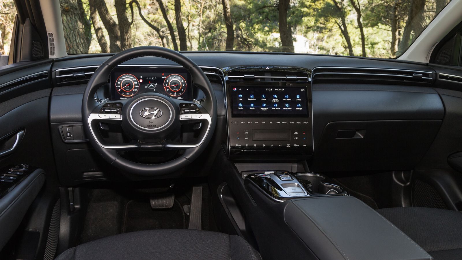 Το Tucson έχει μια premium προσέγγιση στην καμπίνα, η οποία εκφράζεται από τα προσεγμένα υλικά, την μεταξύ τους συναρμολόγηση και τον έντεχνο διάκοσμο