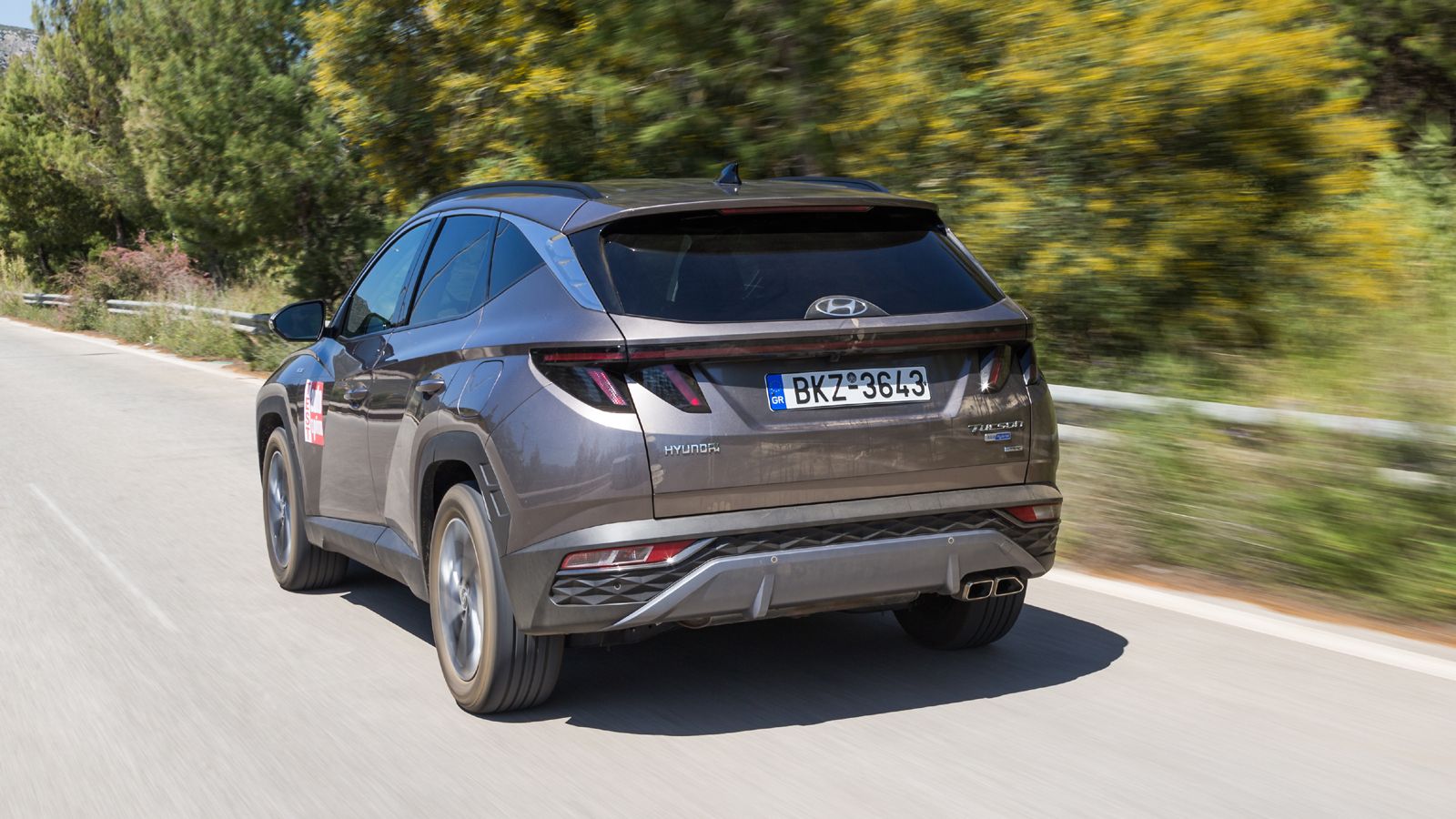 Tο μεγαλύτερο προσόν του Tucson στο δρόμο είναι η άνεση που προσφέρει μέσω της ανάρτησής του και η υψηλή ποιότητα κύλισης που ενισχύεται από την ηχομό