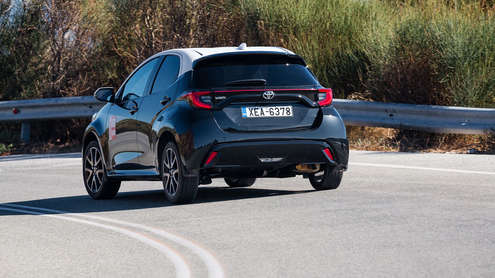 Το Τoyota Yaris παρουσιάζει στιβαρό και σίγουρο πάτημα, ενώ είναι άνετο και ιδιαίτερα ευέλικτο ανταποκρινόμενο καλύτερα στις αστικές του υποχρεώσεις.