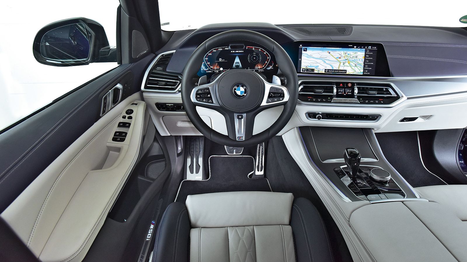 Premium αίσθηση βγάζουν τα υλικά της X5, η οποία διατίθεται με ψηφιακό πίνακα οργάνων (Control Display) και οθόνη αφής (διαγώνιος 12,3 ιντσών και οι δ