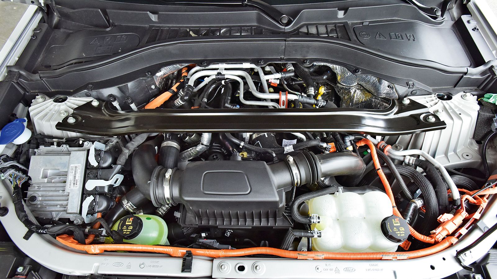 Η plug-in υβριδική τεχνολογία του Explorer έχει τον 3λιτρο EcoBoost των 457 ίππων και των 825 Nm ροπής σε κεντρικό πλάνο.
