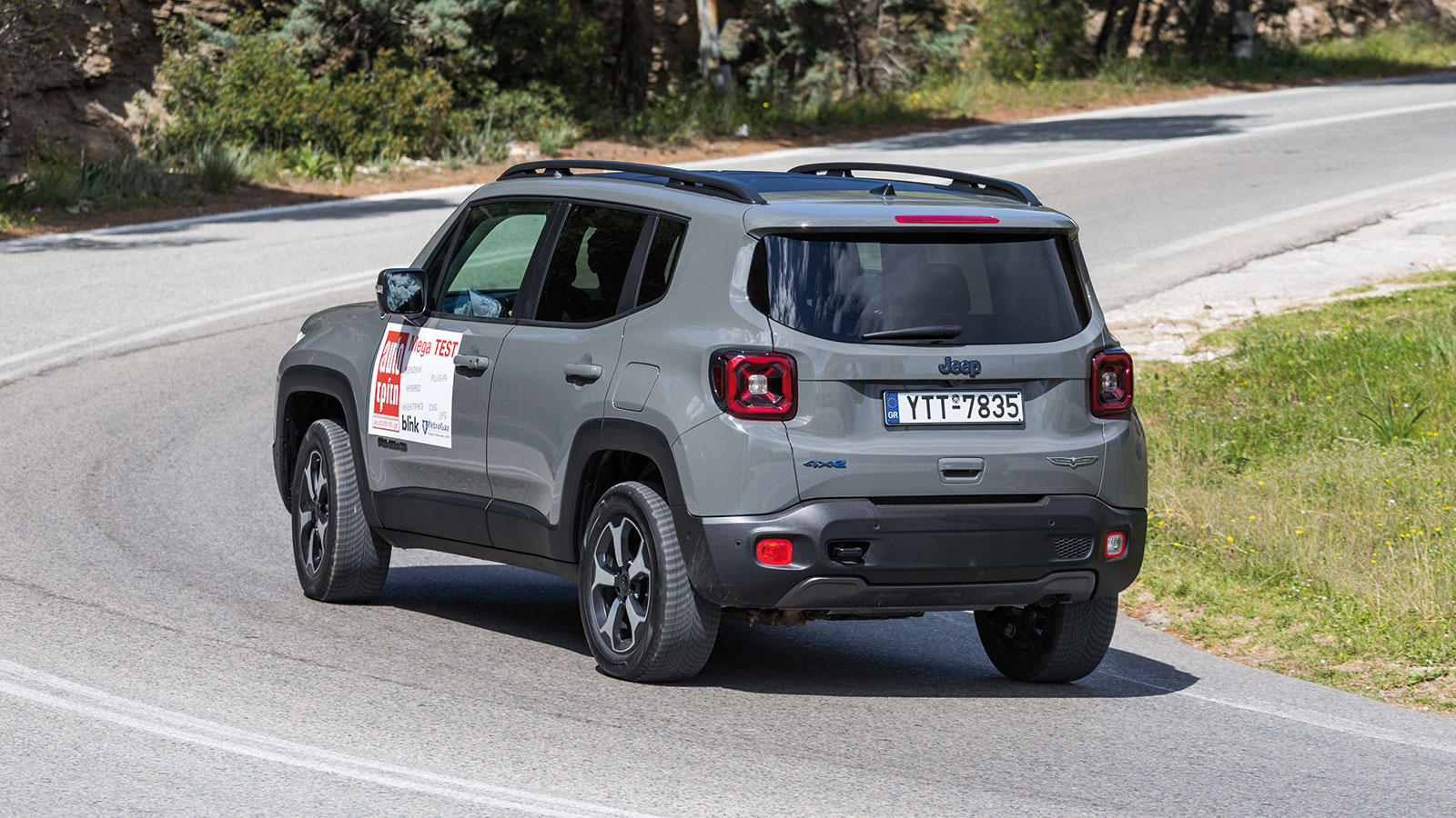 Όσο η μπαταρία είχε ενέργεια, το Renegade Plug-in κινούταν με τον ηλεκτροκινητήρα, ακόμα και σε έντονη ανηφόρα. Ο βενζινο-κινητήρας επέμβαινε και έκαν