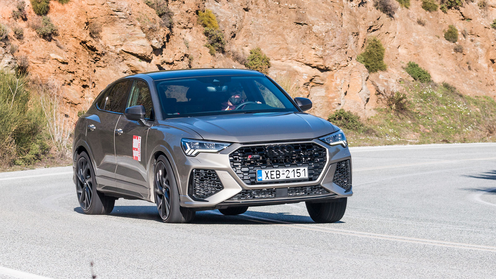 Το RS Q3 Sportback δεν είναι ένα σπορ οδηγικά αυτοκίνητο αυτής της κατηγορίας με την ακριβή έννοια του όρου, αφού το βάρος του δεν κρύβεται. Εντούτοις