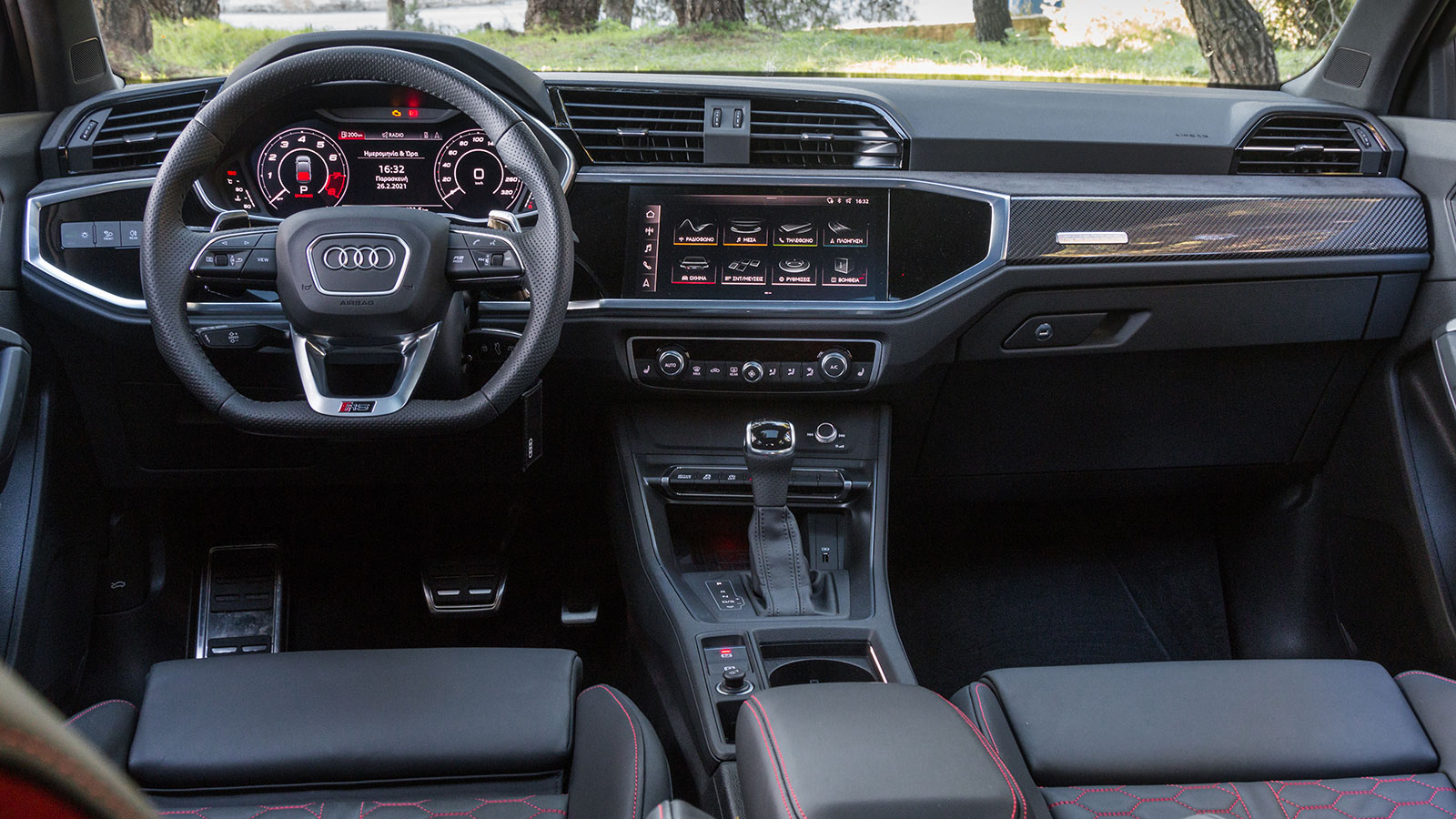 Το εσωτερικό της κορυφαίας έκδοσης του RS Q3 Sportback συμπληρώνει τον ξεχωριστό αισθητικά και ποιοτικό κατασκευαστικά διάκοσμο, με σπορ στοιχεία όπως