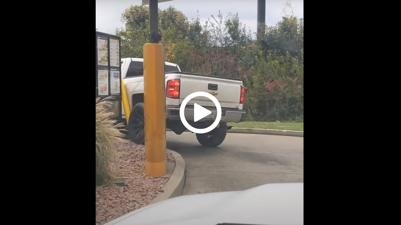 Pick-Up στουκάρει στο ίδιο κολονάκι 3 φόρες 
