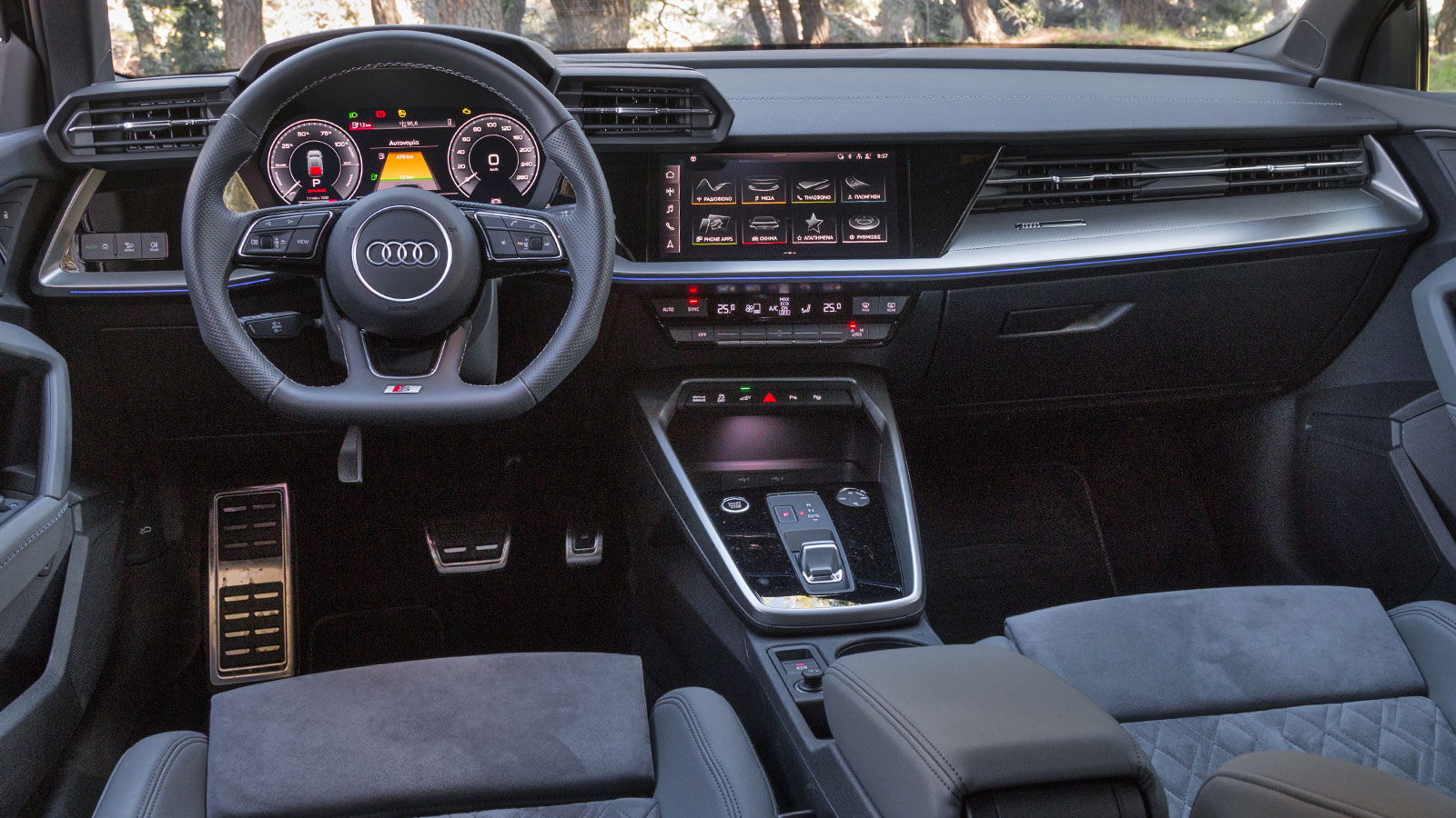 Το εσωτερικό του A3 και σε αυτή την έκδοση παρουσιάζει ευχάριστο διάκοσμο και κορυφαίο επίπεδο ποιότητας και κατασκευής. 
