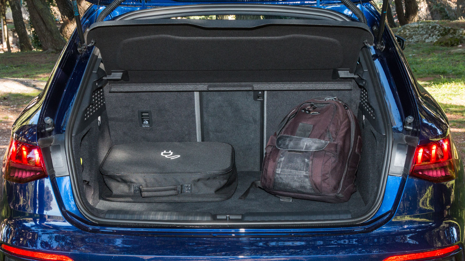 Οι χώροι παραμένουν επαρκείς για τους επιβάτες, ο χώρος αποσκευών όμως «θυσιάστηκε» κατά 100 λίτρα στο βωμό της υβριδικής τεχνολογίας.
