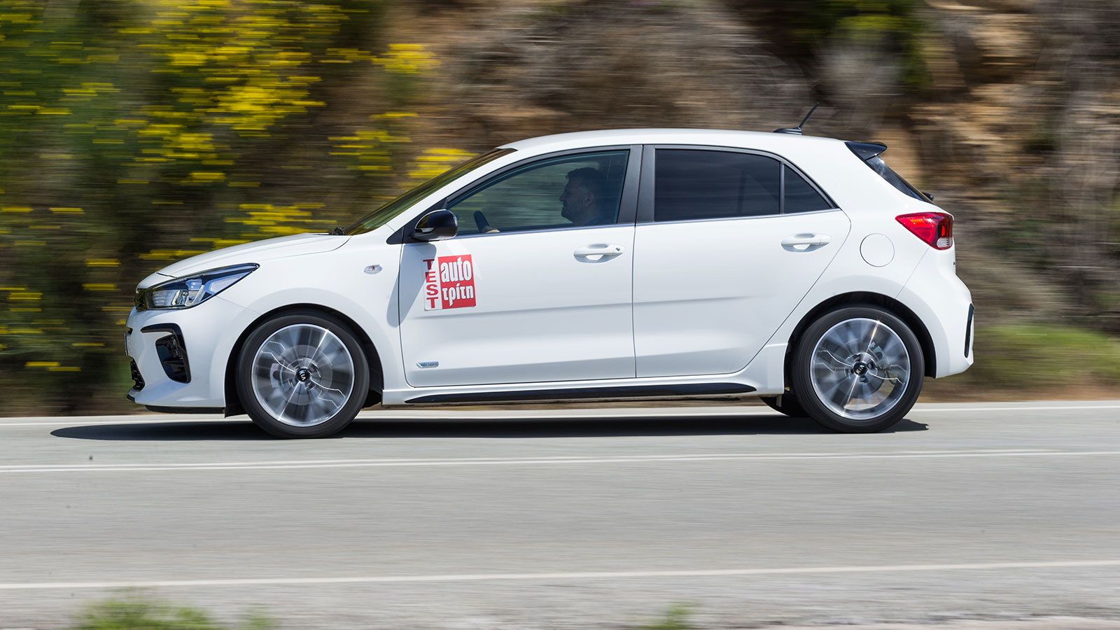 Η ουσία στο ανανεωμένο Kia Rio βρίσκεται στο 48-βολτο ήπια υβριδικό σύνολο, που κινεί την κορυφαία έκδοση του Kia Rio με τα 120 άλογα και το στάνταρ 7