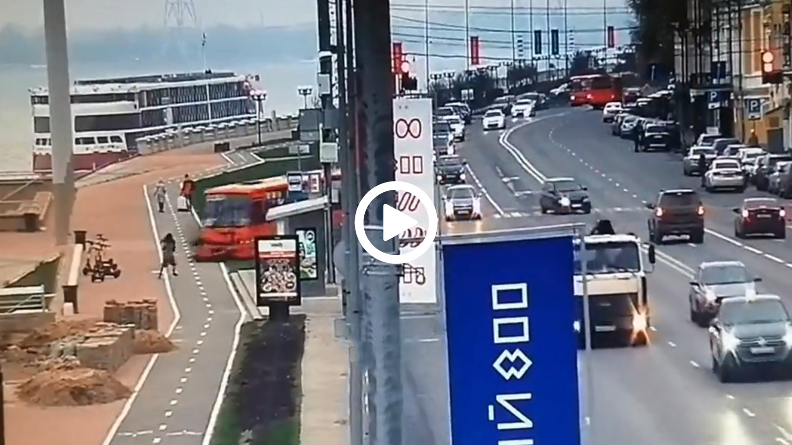 Λεωφορείο περνά κάθετα από δρόμο και καταλήγει σε πεζή   