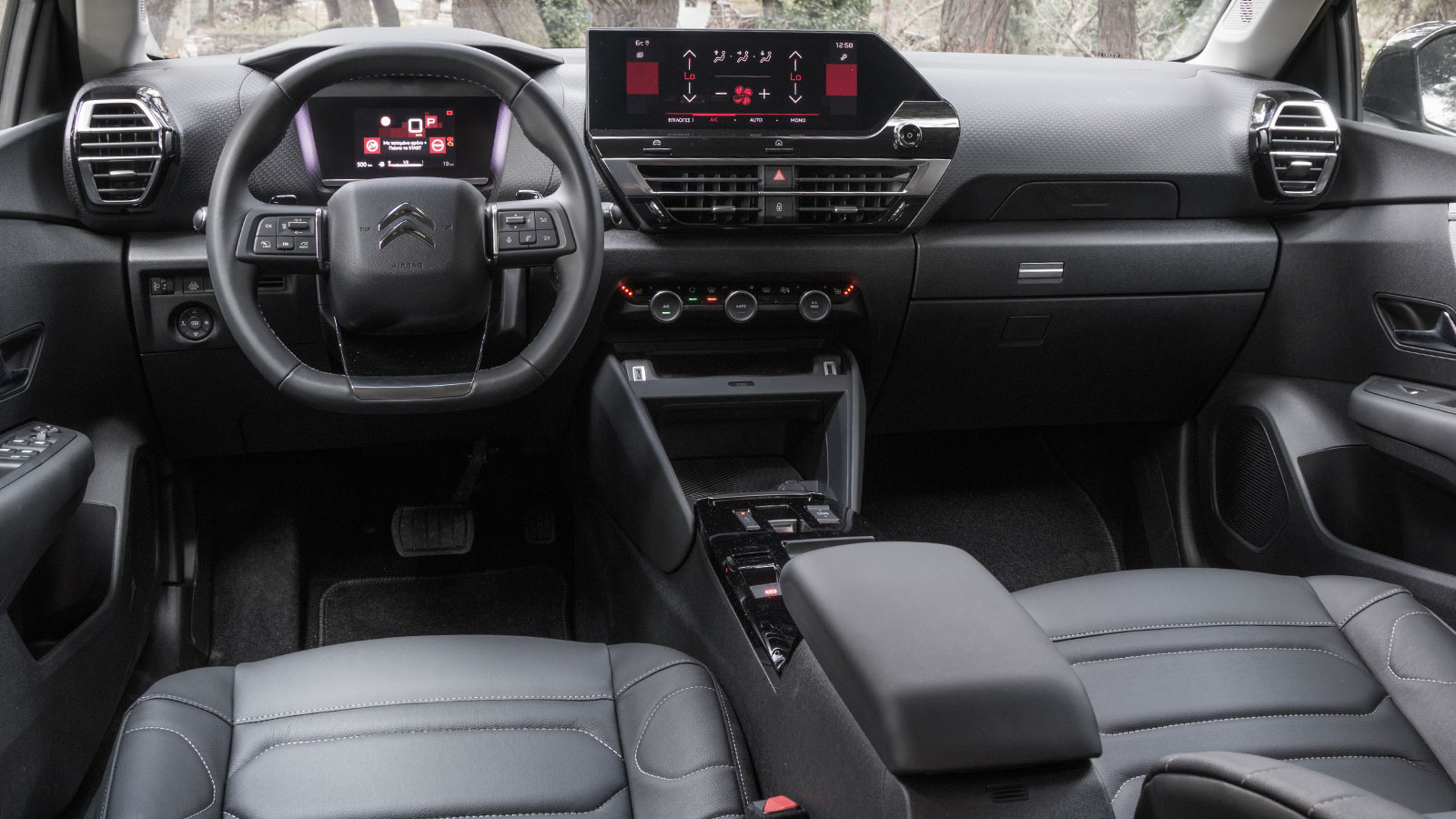 Το C4 C-Cross έχει ένα hi-tech χαρακτήρα στο εσωτερικό του, με στάνταρ 10άρα οθόνη, ψηφιακό πίνακα οργάνων και στοιχεία όπως, το head up display και η