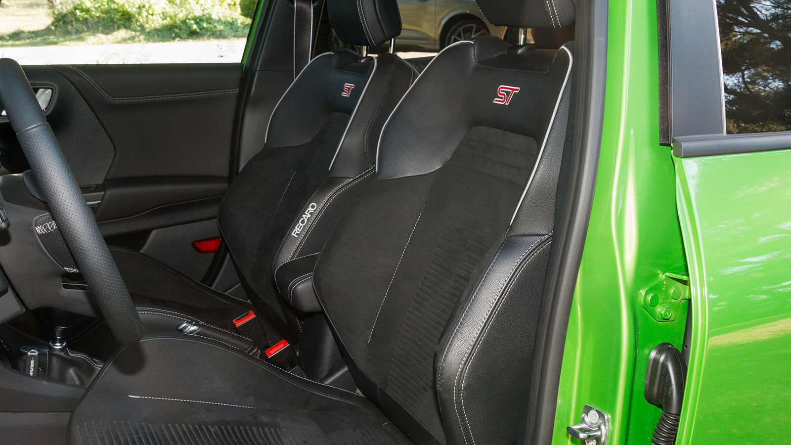 Τα θερμαινόμενα bucket της Recaro με το ανάγλυφο λογότυπο στην πλάτη, αγκαλιάζουν ιδανικά το σώμα, προφέροντας εξαιρετική πλευρική στήριξη. 
