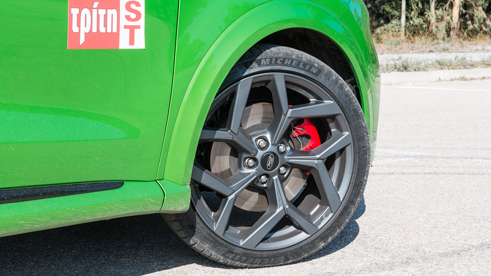 Το μπροστά μέρος αγρίεψε χάρη στο splitter της Ford 
Performance, με την σπορτίφ εικόνα να συμπληρώνουν ιδανικά οι 19άρες ζάντες αλουμίνιου.
