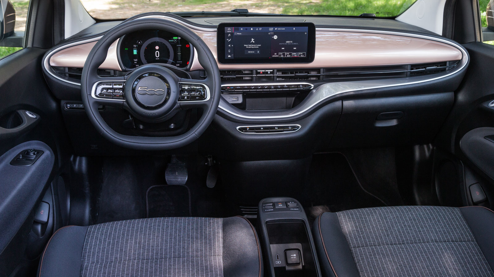 Η καμπίνα 500e cabrio κινείται σε ψηλά ποιοτικά στάνταρ, ενώ δε λείπουν και οι «τσαχπινιές» όπως η ύπαρξη μπουτόν αντί χειρολαβής. 