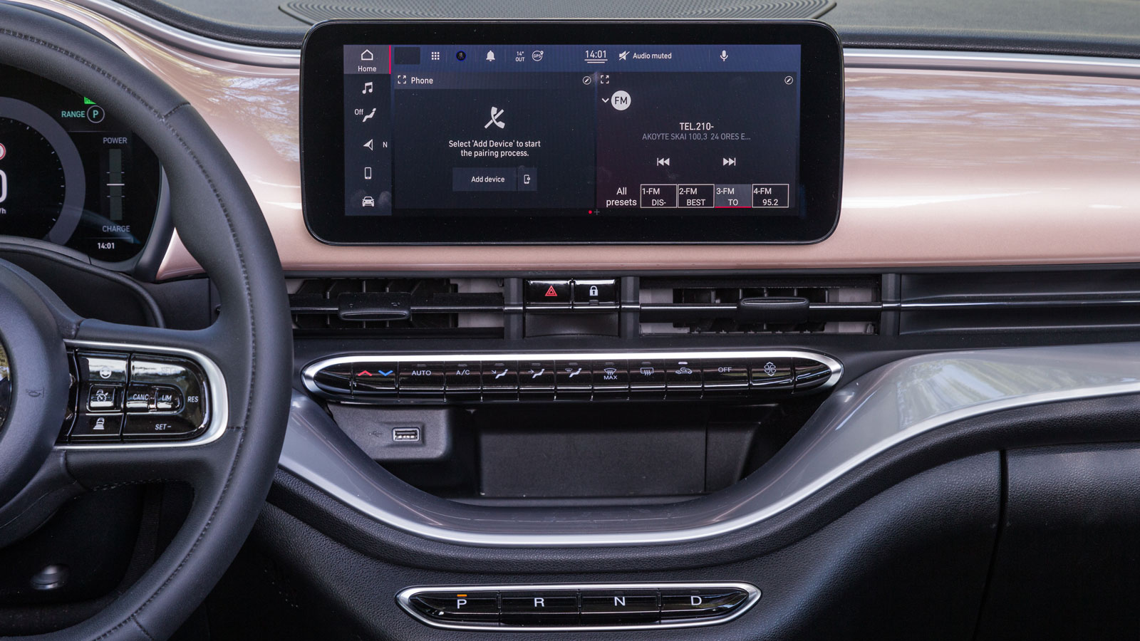 Οι οθόνες και το νέο multimedia  UCONNECT5 ορίζουν το hi-tech προφίλ του.