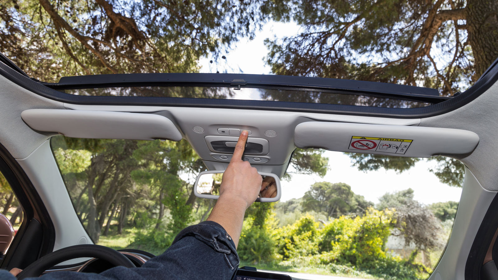 Η οροφή ανοίγει αυτόματα με μπουτόν στην πλαφονιέρα και μπορείτε είτε να την μαζέψετε ως το ύψος της πίσω κολόνας ή να την κατεβάσετε τελείως.