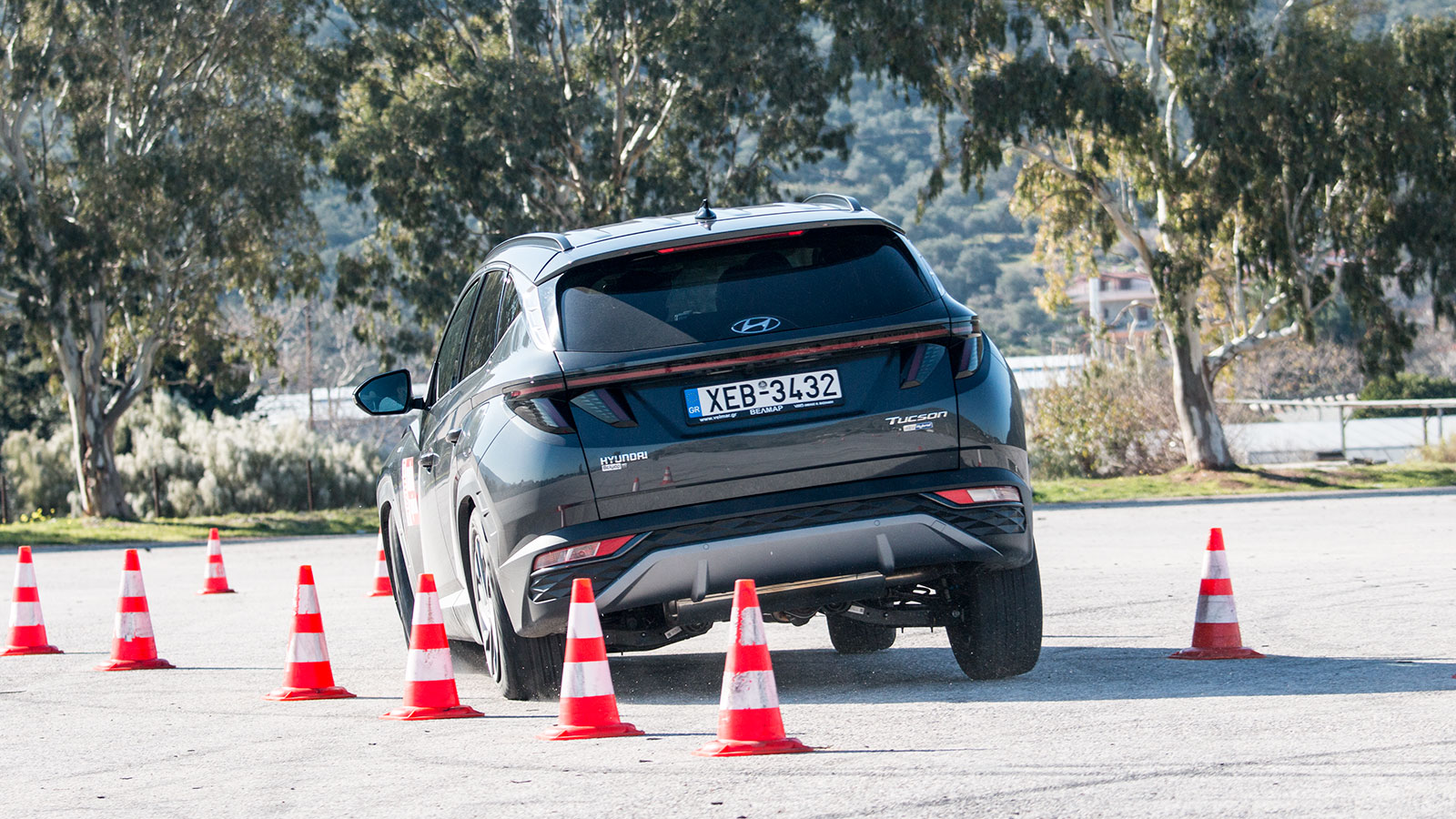 Όταν πιεστεί αρκετά το Hyundai Tucson, ο πίσω εσωτερικός τροχός μπορεί και να ανασηκωθεί, χωρίς όμως επιπλέον άσκοπες ταλαντώσεις. Η ανάρτηση κάνει κα