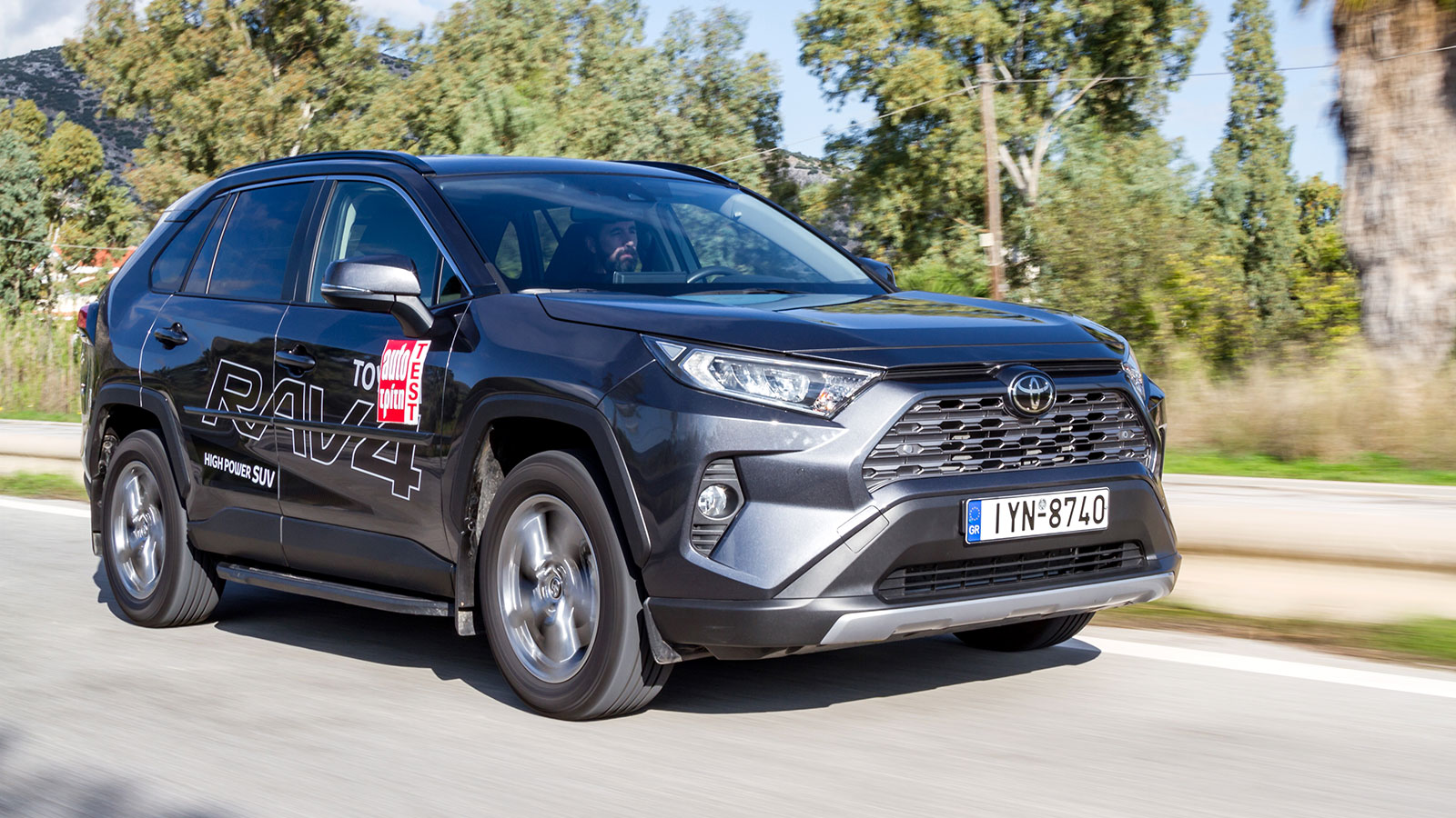 Δικίνητο και τετρακίνητο, το RAV4 προσφέρεται σε βενζινοκίνητες, υβριδικές αλλά και plug-in εκδόσεις, μετρώντας πέντε γενιές και πάνω από 10 εκατομμύρ