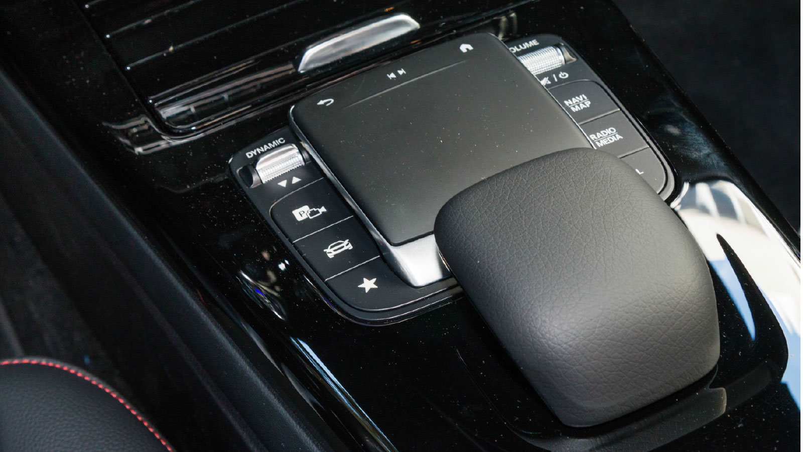Οι plug-in εκδόσεις της Mercedes διαθέτουν έξι
διαφορετικά προγράμματα οδήγησης: Individual,
Sport, Comfort, Electric, Battery Level, ECO. Η επιλογή