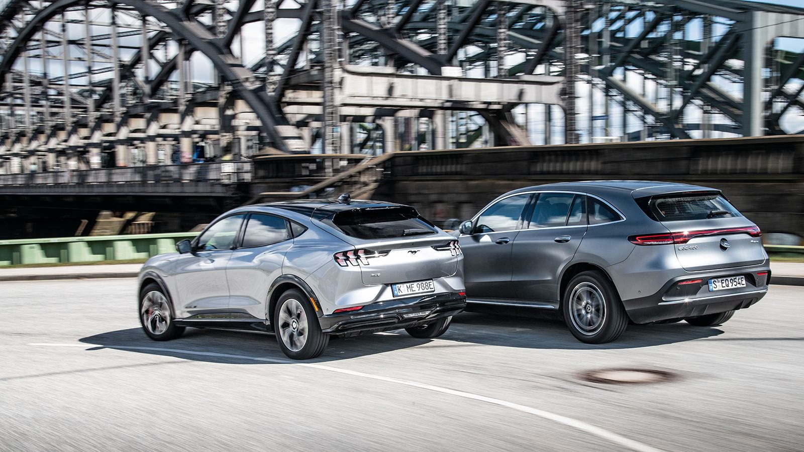 Τα φανάρια στην Mach-E συνάδουν με το όνομα Mustang και η διχρωμία της οροφής ενισχύει το κουπέ στυλ. Η EQC από την άλλη δείχνει εκλεπτυσμένη και φουτ