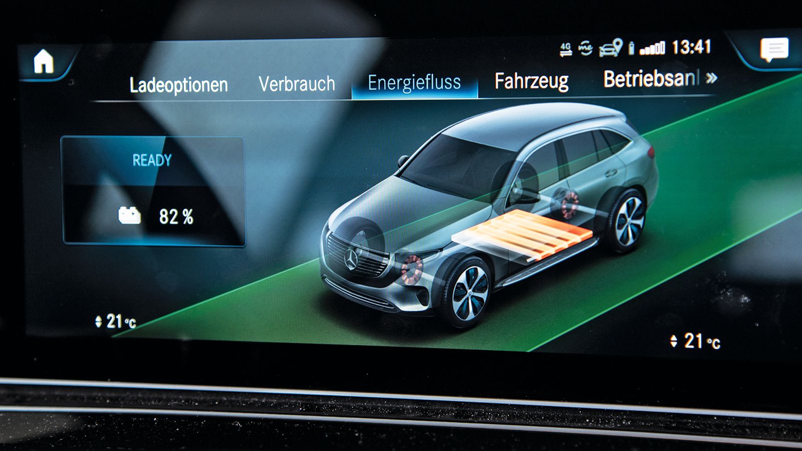 Η EQC ενημερώνει το… πλήρωμα με πληροφορίες για την τρέχουσα ροή ισχύος. Κατά το φρενάρισμα, η ενέργεια επιστρέφει στην μπαταρία (ανάκτηση). Ο ο